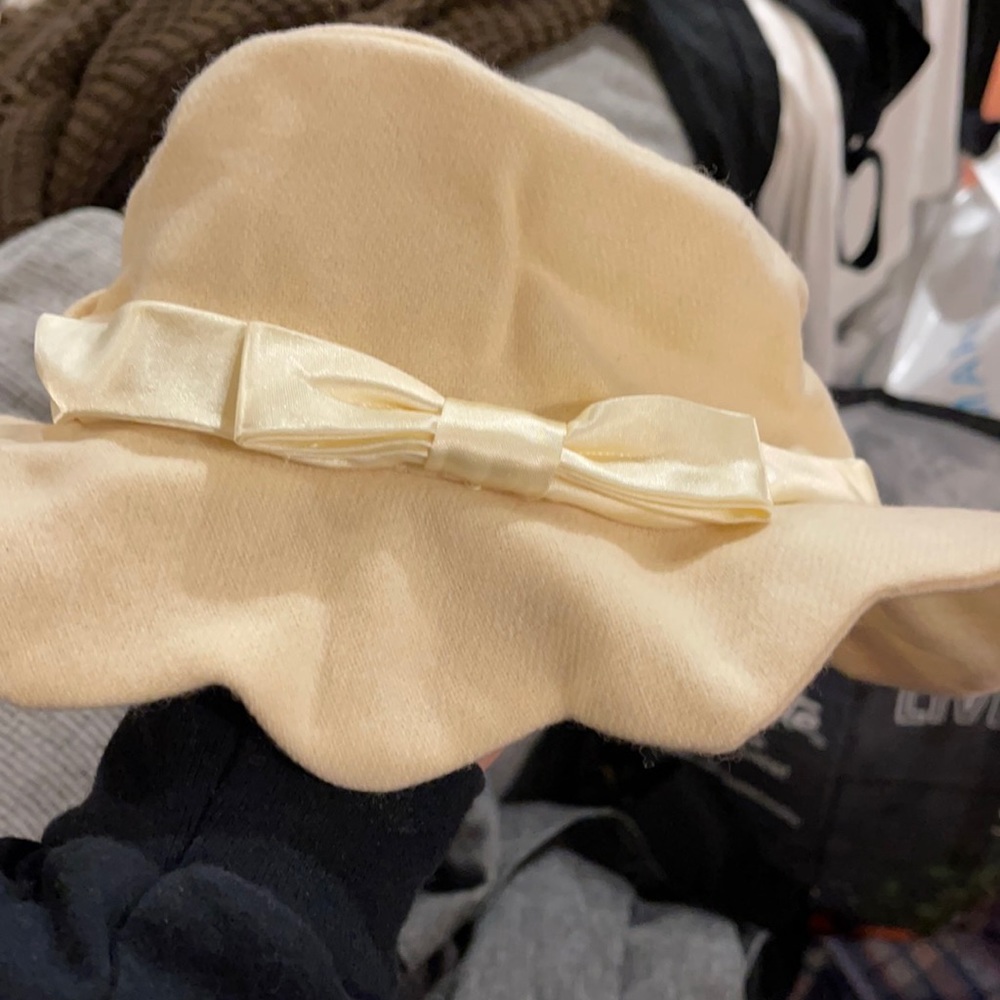 Helena beige wool bow hate girls small NWT